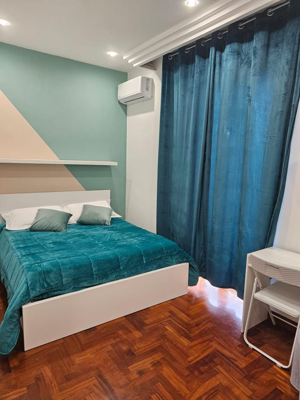 Bed, Photo of the whole room, Bedroom, air conditioner
