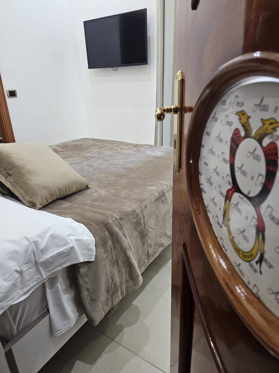 Bed, TV and multimedia, Photo of the whole room, Bedroom