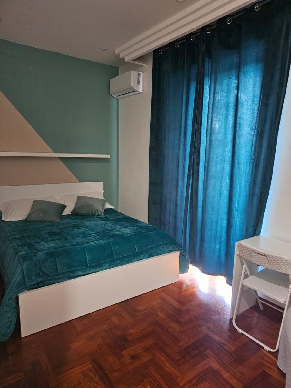 Bed, Photo of the whole room, air conditioner