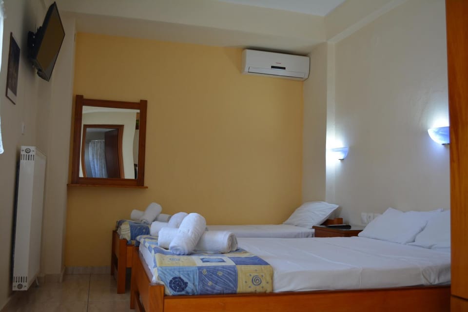 Bed, TV and multimedia, Bedroom