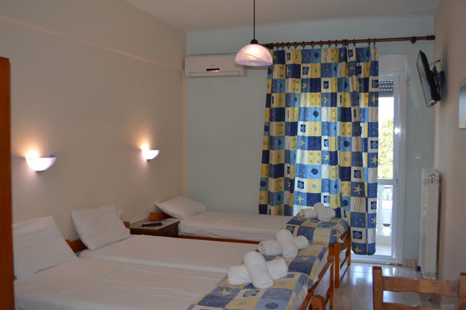Bed, TV and multimedia, Photo of the whole room, Decorative detail, Bedroom
