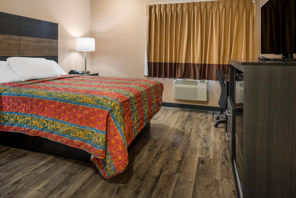 Bed, TV and multimedia, Bedroom, hair dresser