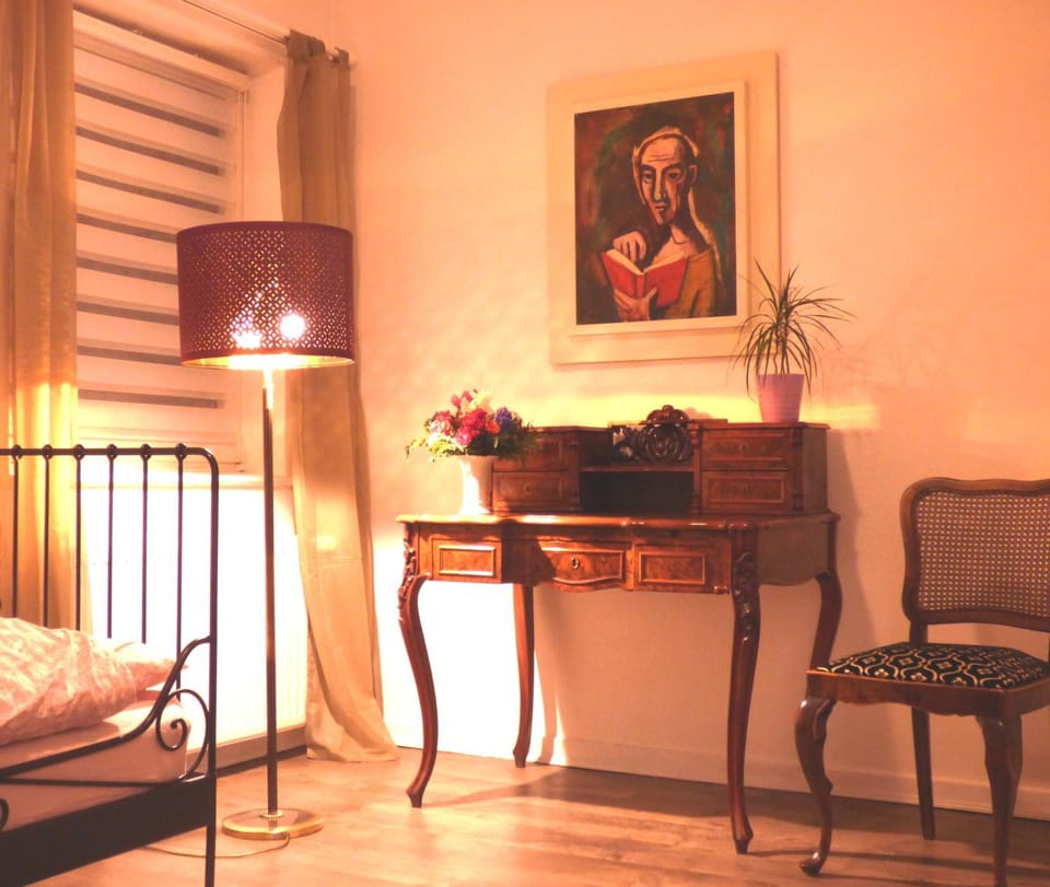 Photo of the whole room, Decorative detail