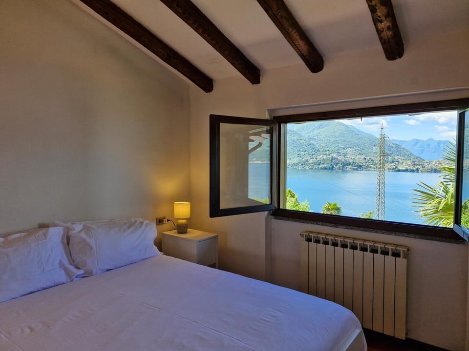 Bedroom, Lake view