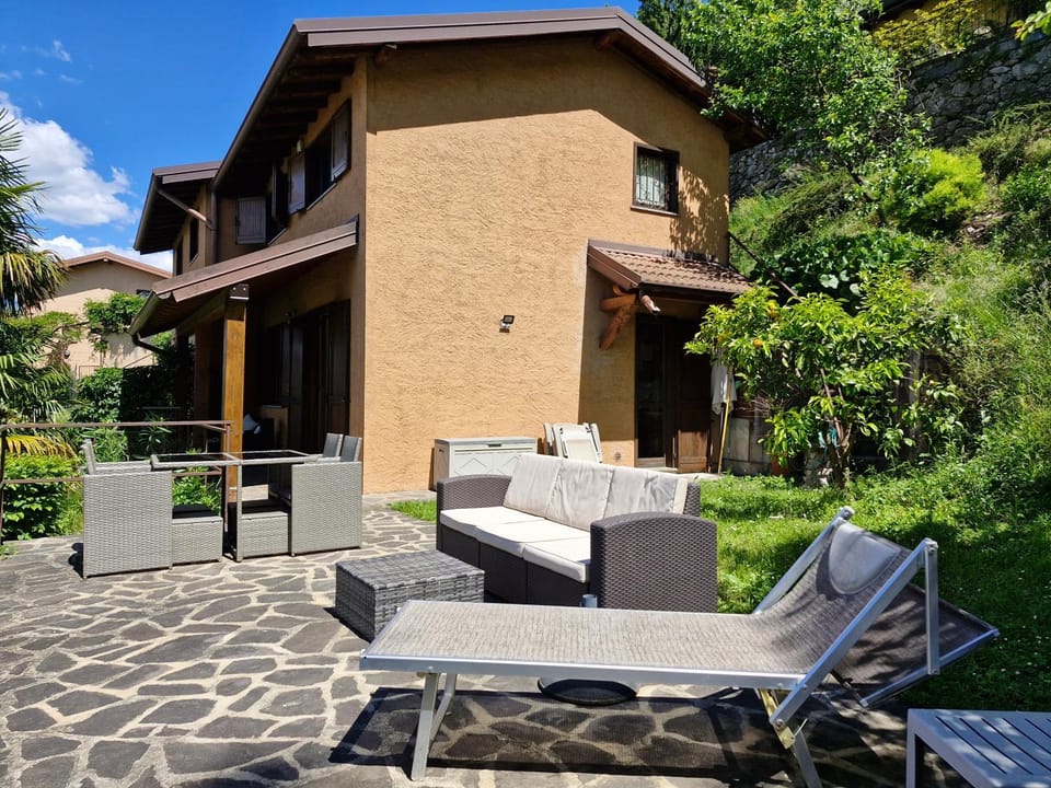 Property building, Garden, Balcony/Terrace, Seating area, Garden view, sunbed