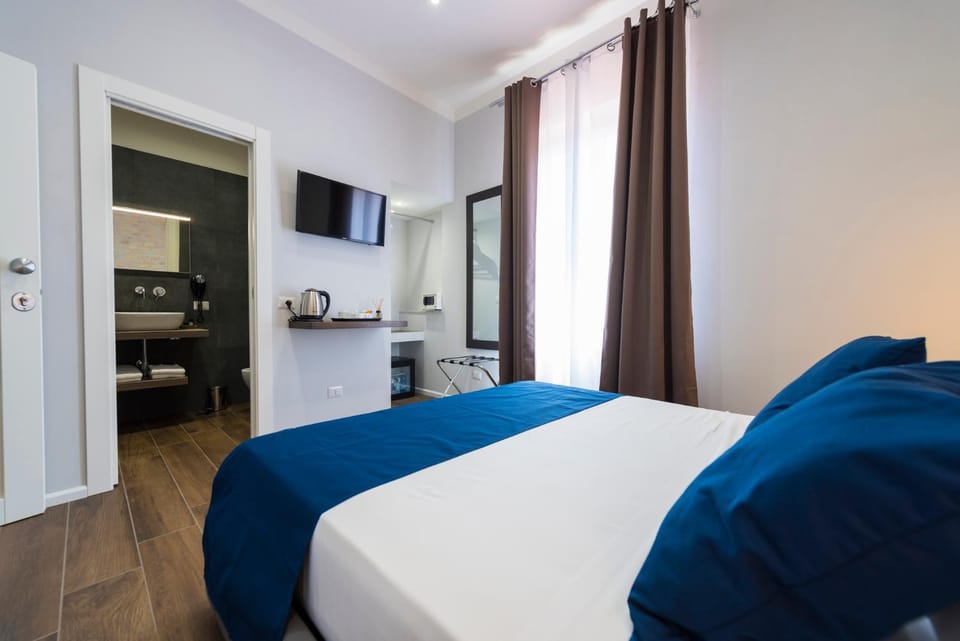 Bed, TV and multimedia, Photo of the whole room, Bedroom
