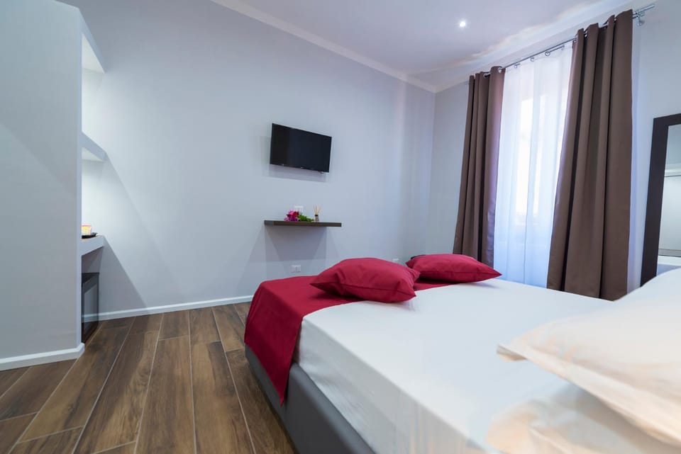 Bed, TV and multimedia, Photo of the whole room, Bedroom