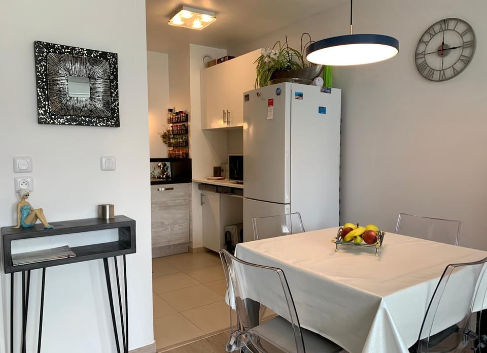 Kitchen or kitchenette, Dining area, Food