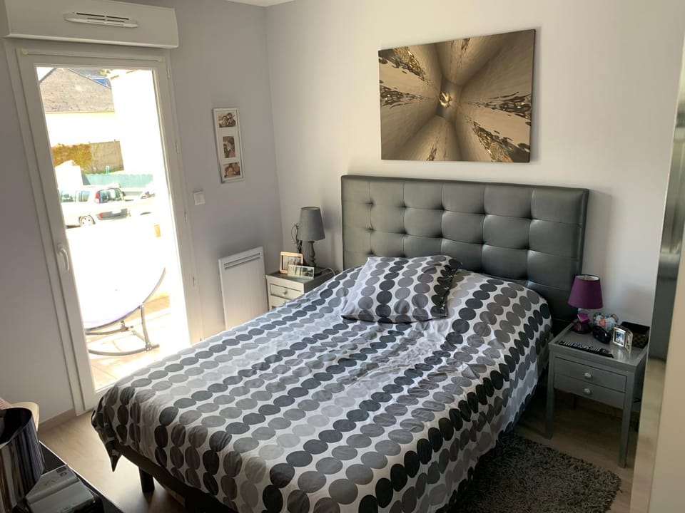 Bed, Bedroom, City view, Street view