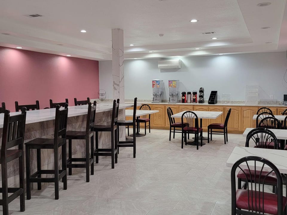 Restaurant/places to eat, Dining area, On site, Breakfast