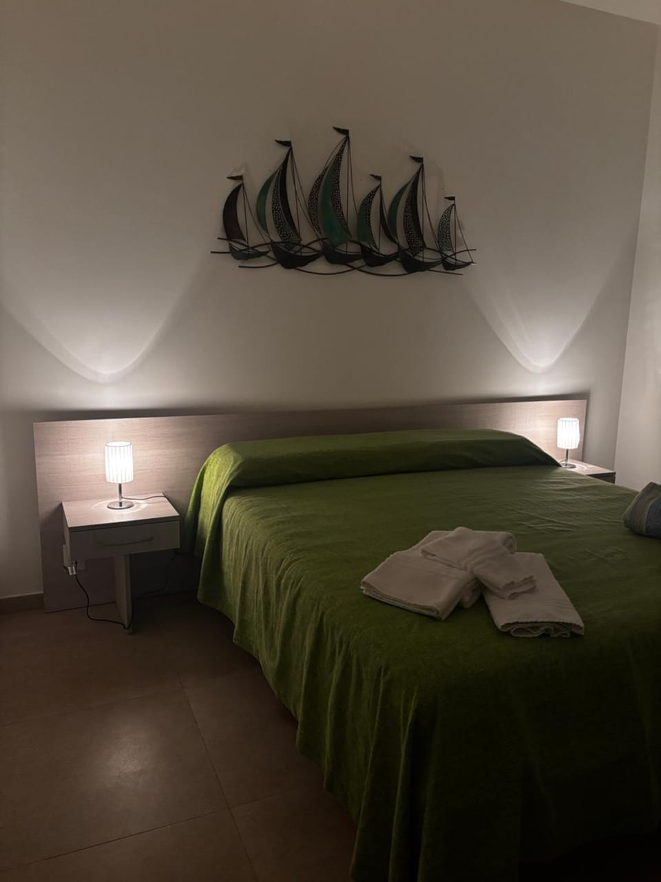 Bed, Bedroom, towels