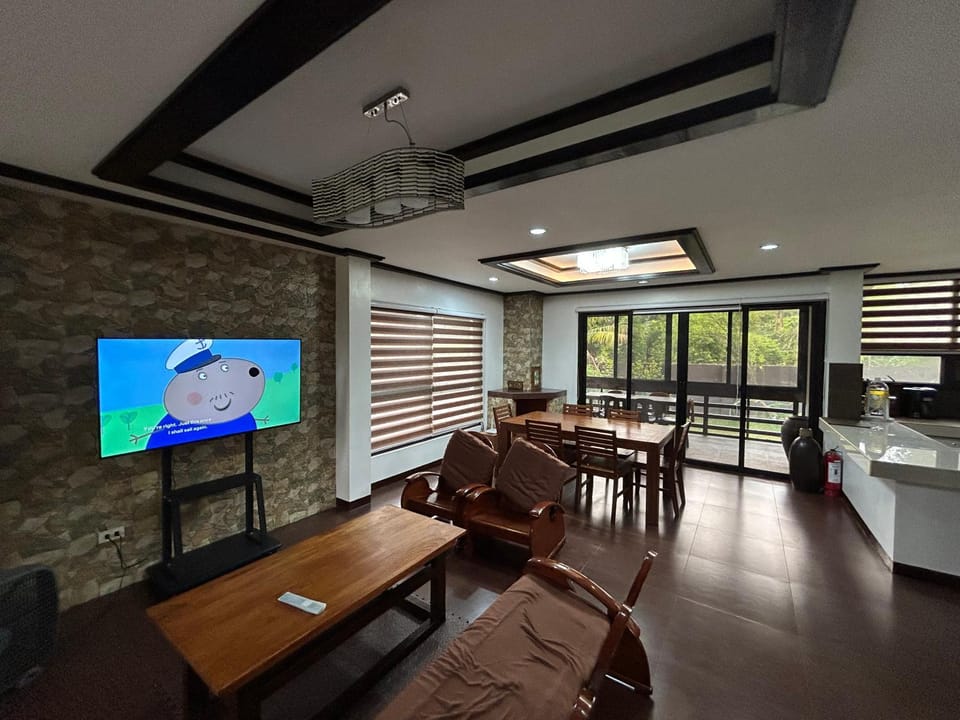 Communal lounge/ TV room, TV and multimedia, Living room, Seating area, Dining area, Evening entertainment