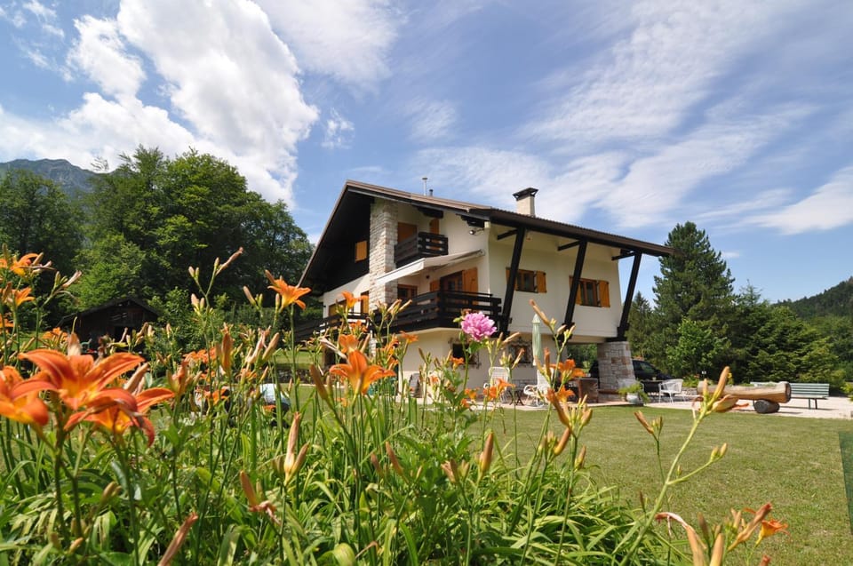 Property building, Day, Natural landscape, Garden, Garden, Garden view