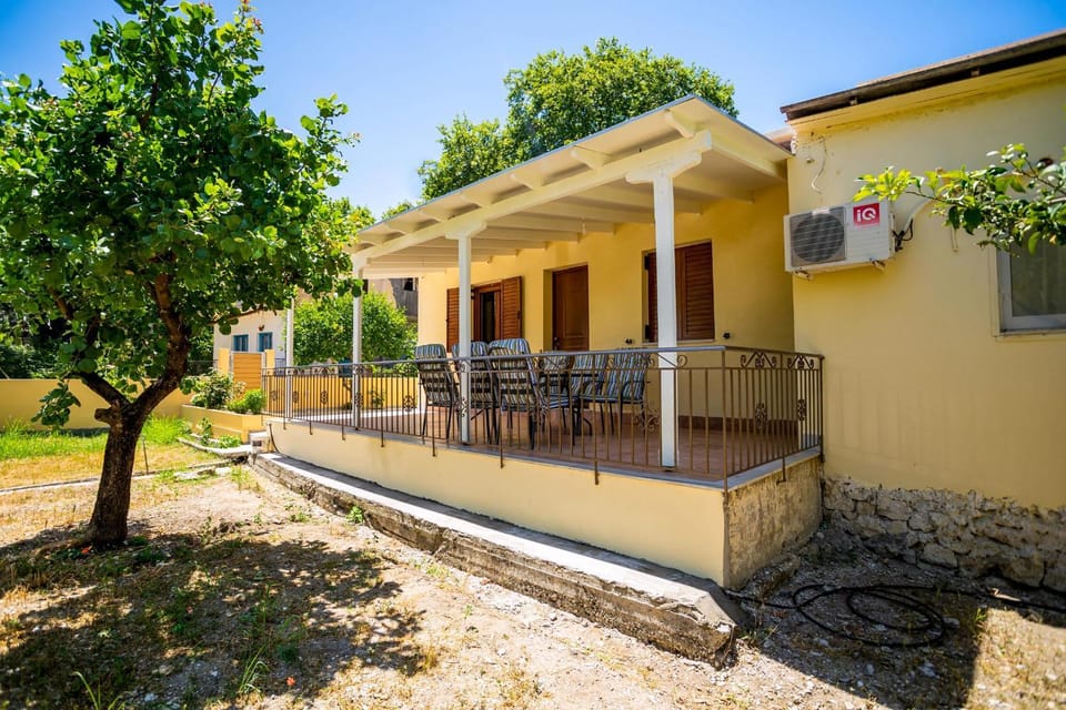 Property building, Patio, Balcony/Terrace