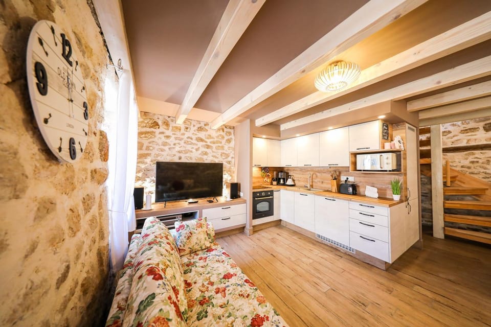 TV and multimedia, Coffee/tea facilities, Kitchen or kitchenette, Living room, Seating area, oven