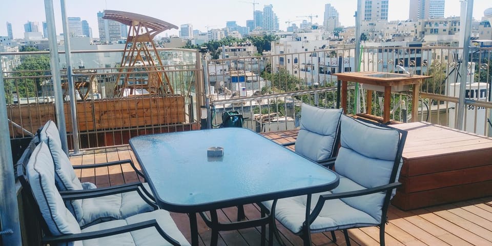 Communal lounge/ TV room, Balcony/Terrace, City view