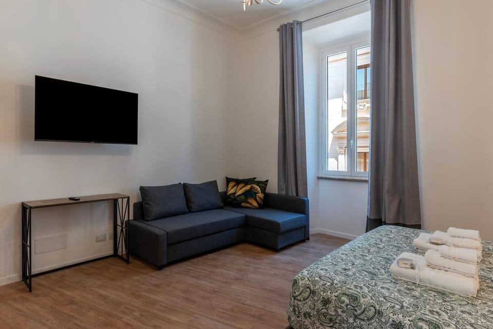 Bed, TV and multimedia, Photo of the whole room, Bedroom