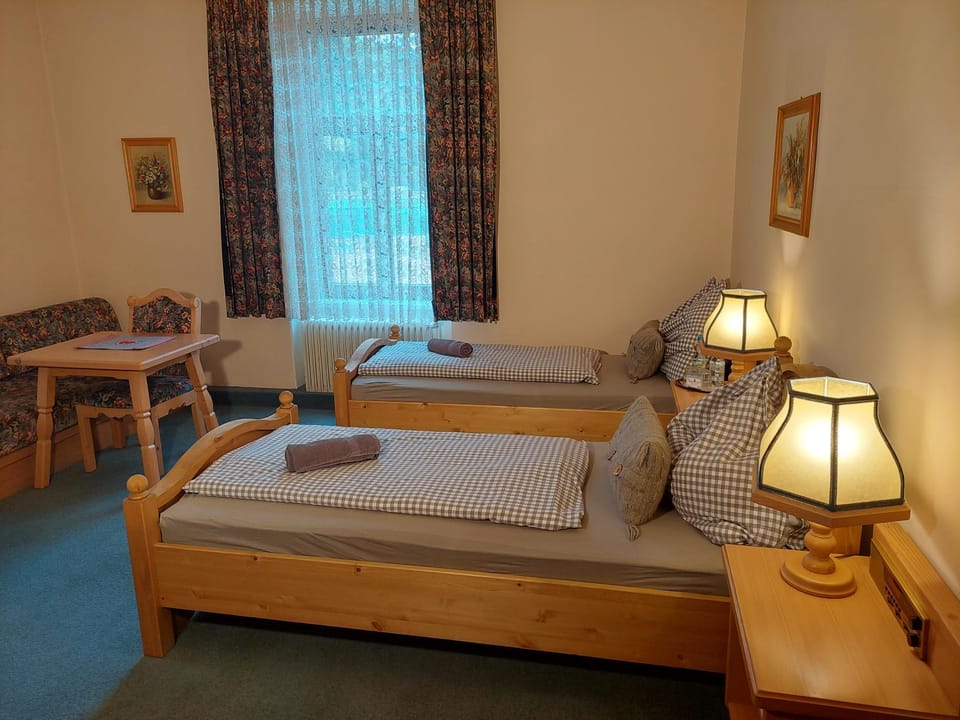 3 Raben - Leoben - Zimmer für Geschäftsreisende, Urlauber, Monteure und Handwerker, Polski Pensjonat Austria Bed and Breakfast in Styria