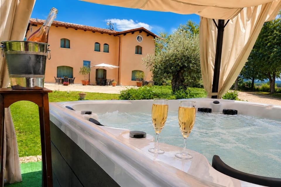 Property building, Garden, Hot Tub, Garden view, Drinks