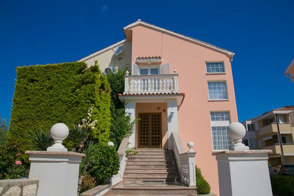 F• R• I• E• N• D• S• Bed and Breakfast in Novalja