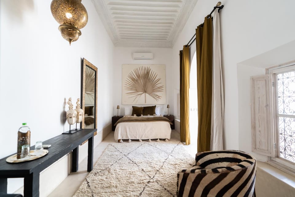 Bed, Photo of the whole room, Seating area, Bedroom