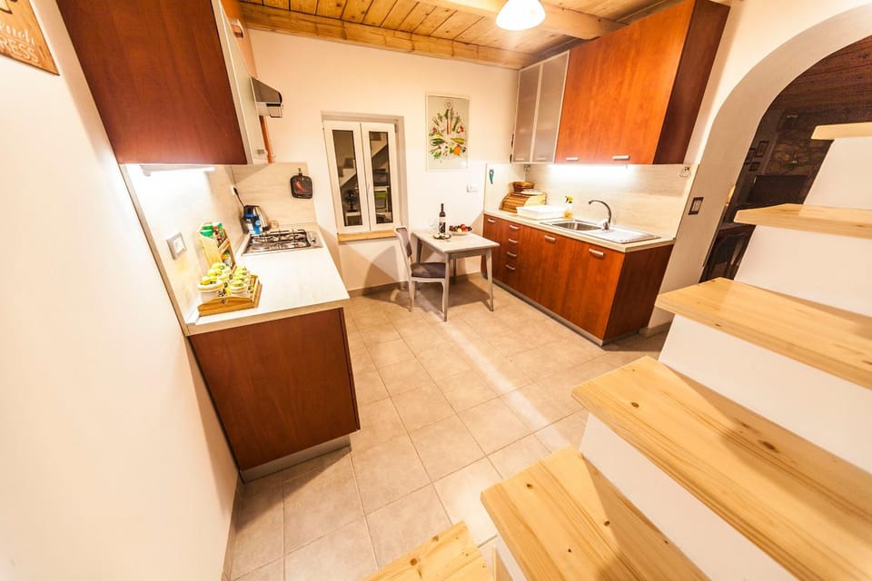 Kitchen or kitchenette, Dining area, minibar