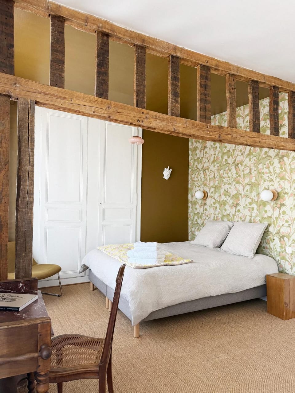 Bed, Photo of the whole room, Seating area, Bedroom