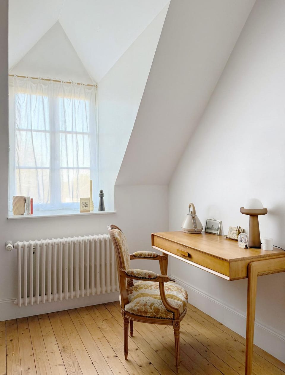 Decorative detail, Seating area, Bedroom