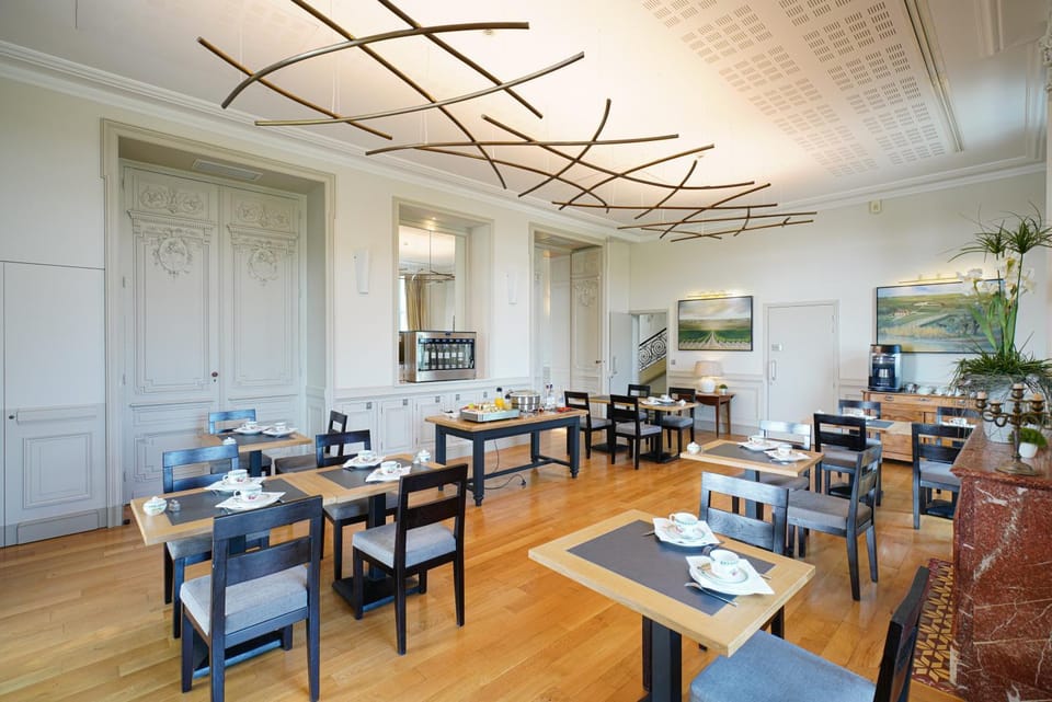 Restaurant/places to eat, Lounge or bar