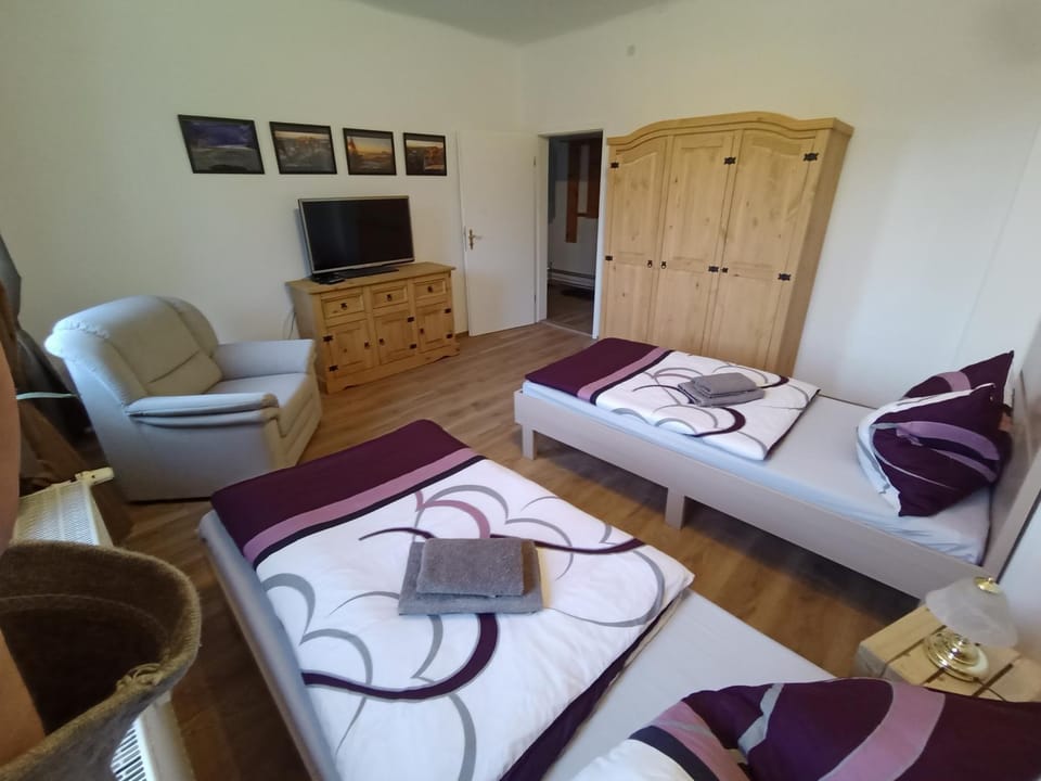 TV and multimedia, Photo of the whole room, Bedroom, towels, wardrobe