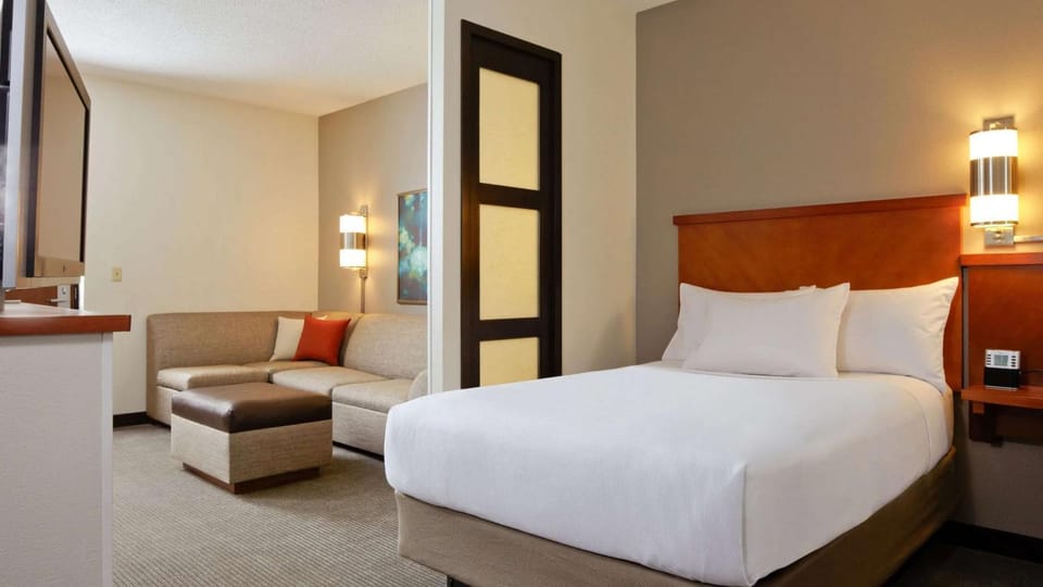 Bed, Seating area, Bedroom