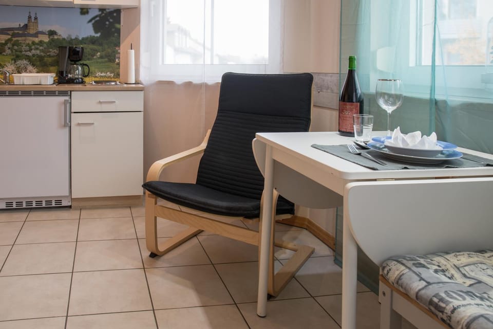 Kitchen or kitchenette, Food and drinks, Seating area