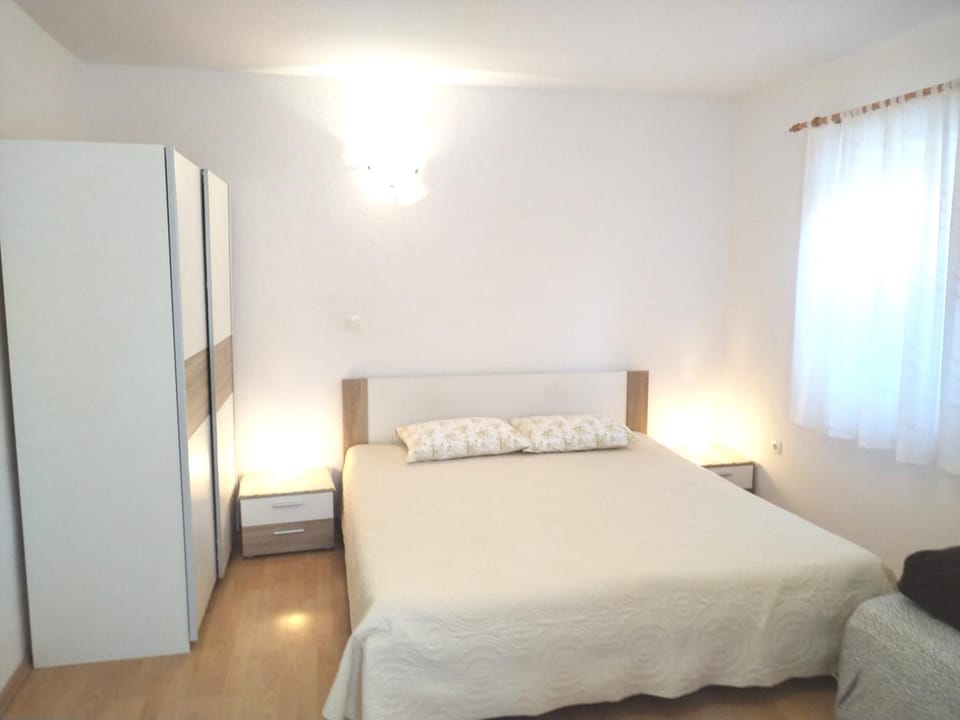 Bed, Photo of the whole room, wardrobe
