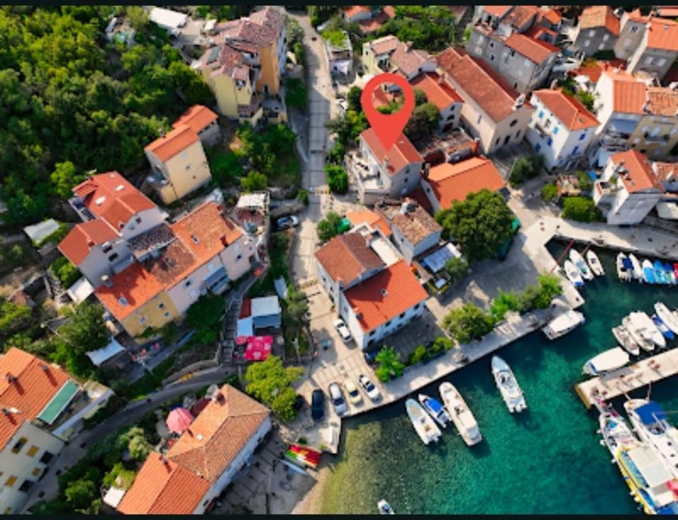 Neighbourhood, Bird's eye view, Location