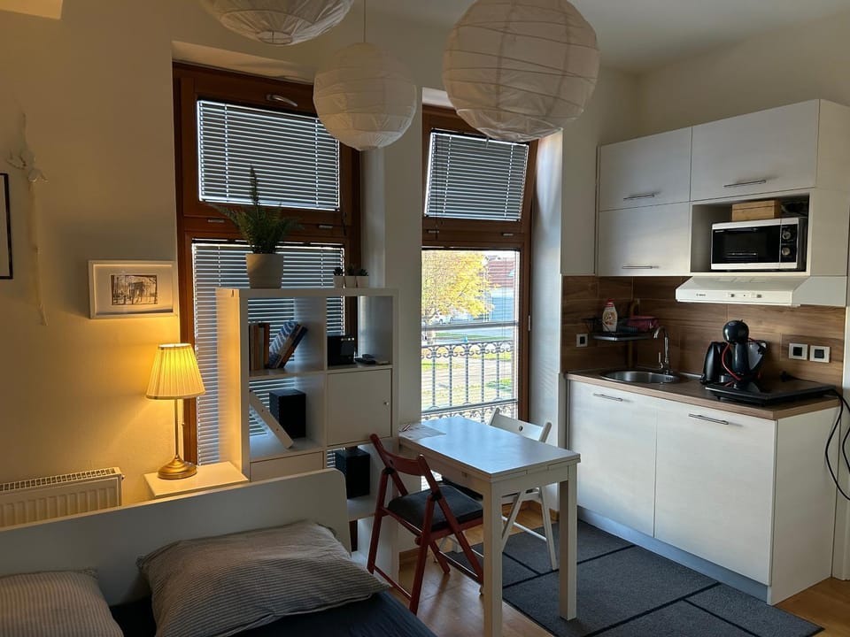 Coffee/tea facilities, Kitchen or kitchenette, Dining area, dishwasher