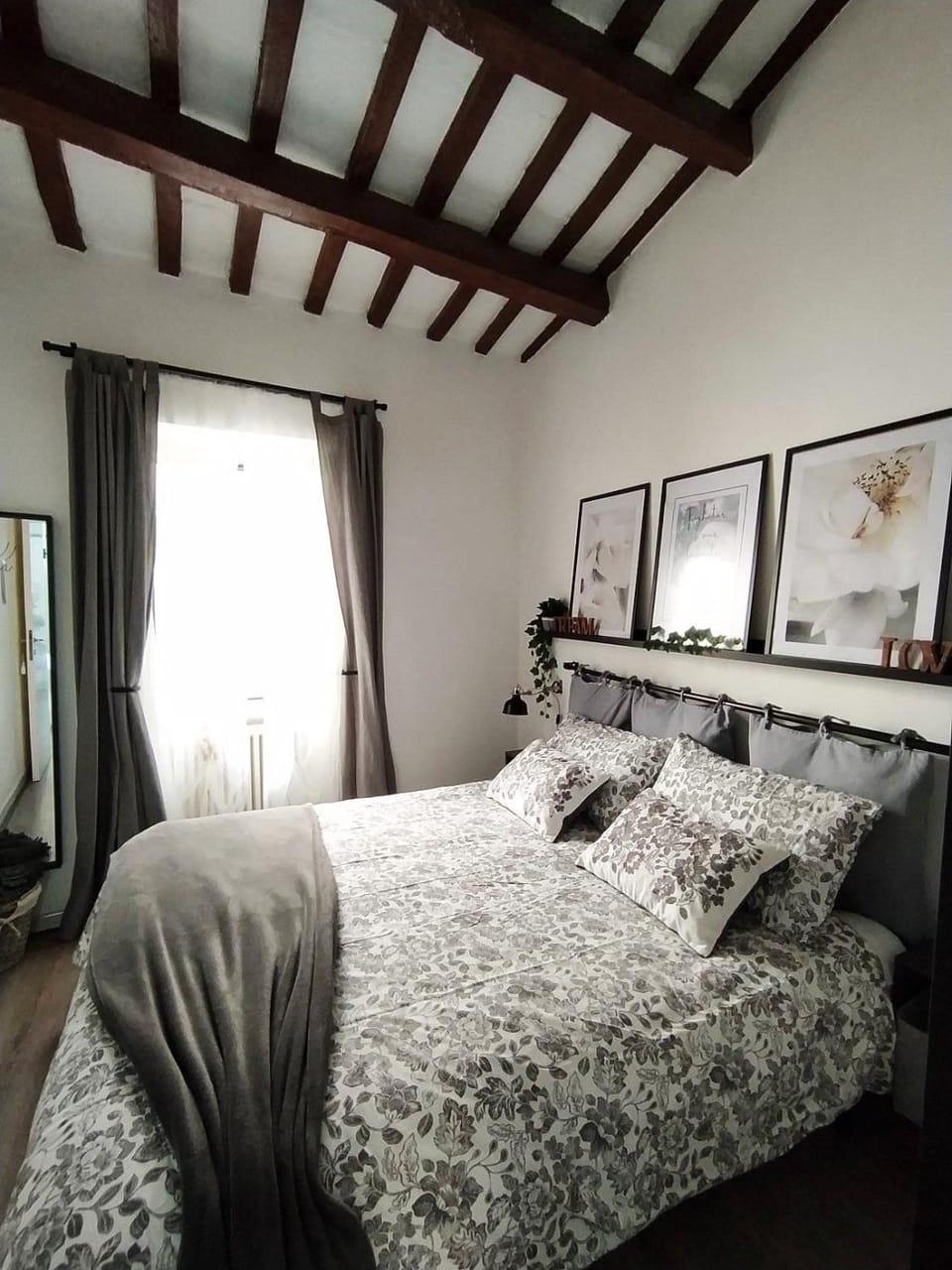 Bed, Photo of the whole room, Decorative detail, Bedroom