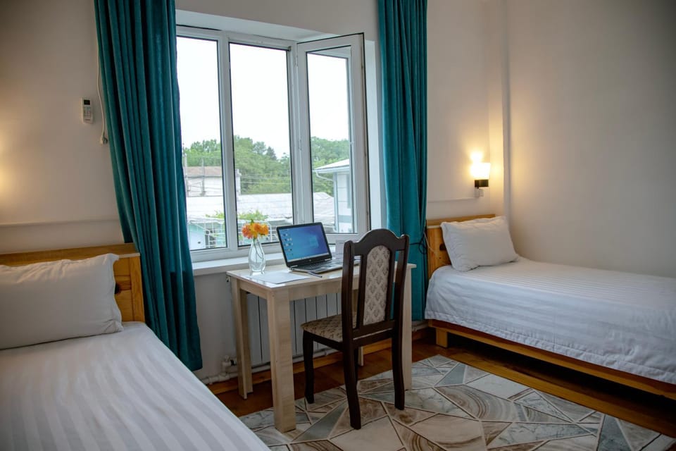 Bed, Natural landscape, TV and multimedia, Photo of the whole room, Bedroom, towels