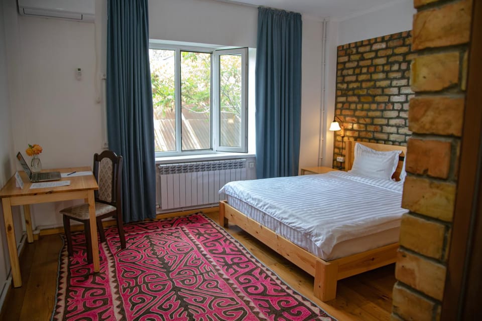 Bed, Photo of the whole room, Decorative detail, Bedroom, internet