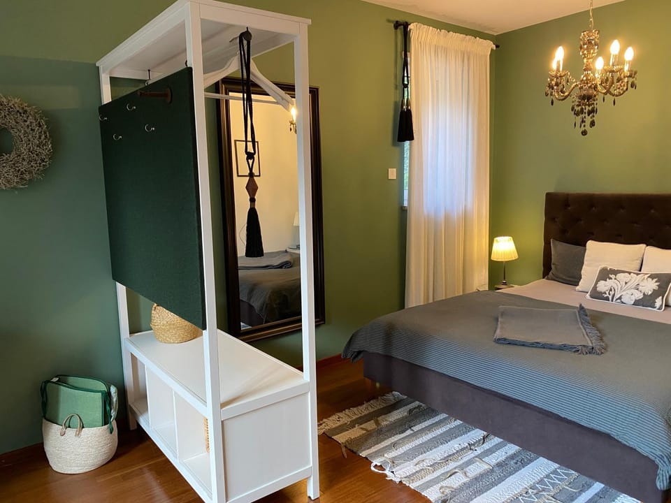 Bed, Photo of the whole room, wardrobe