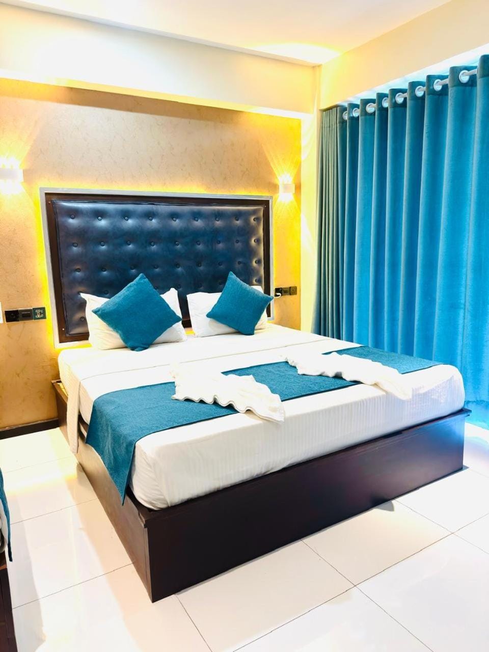 Bed, towels
