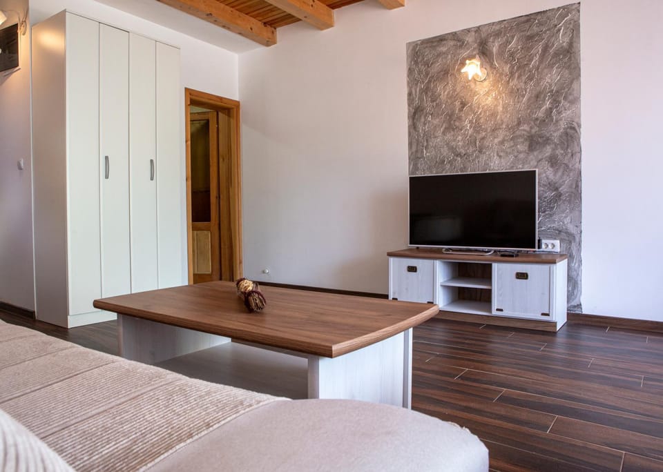 Bed, TV and multimedia, Living room, Photo of the whole room, Seating area, Bedroom, wardrobe