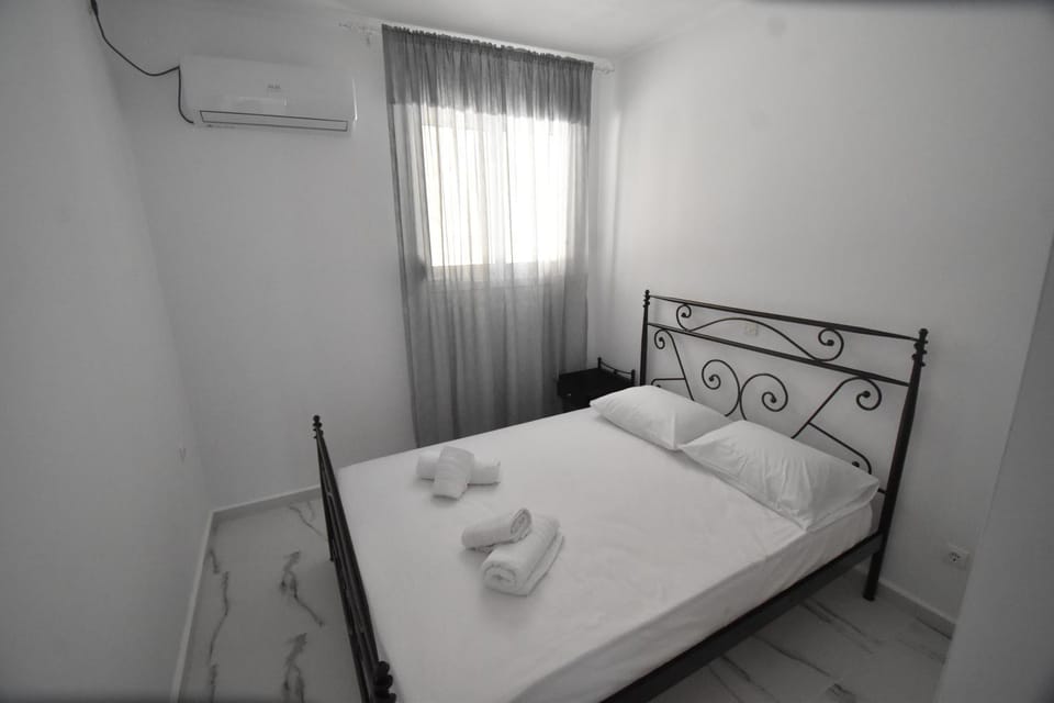 Bed, Photo of the whole room, Bedroom, air conditioner