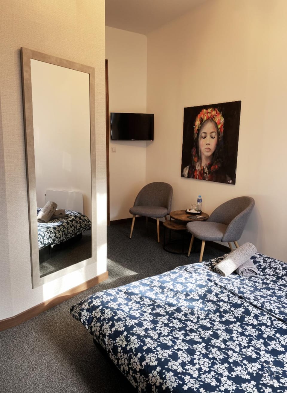 Bed, TV and multimedia, Decorative detail, Bedroom