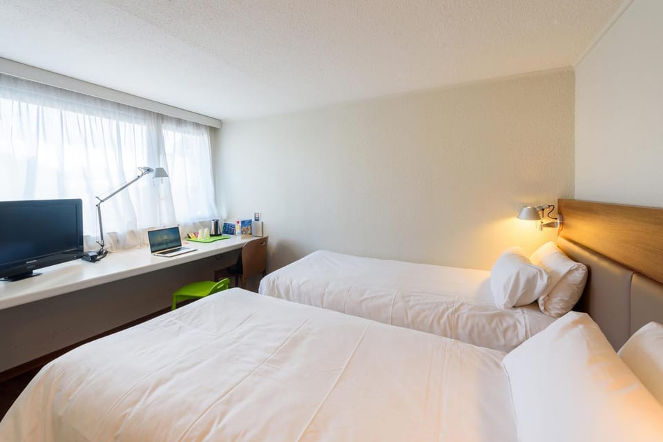 Bed, TV and multimedia, Photo of the whole room, Bedroom