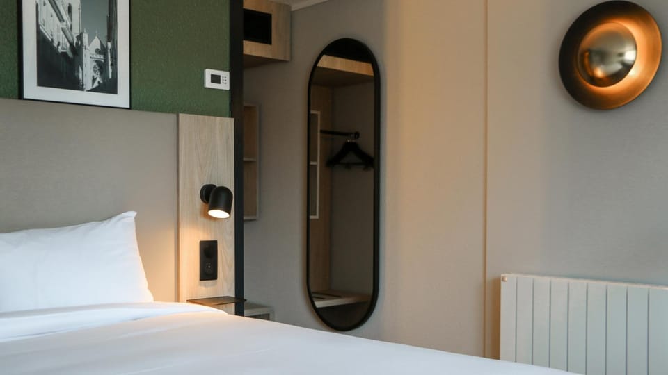 Photo of the whole room, Decorative detail, Bedroom