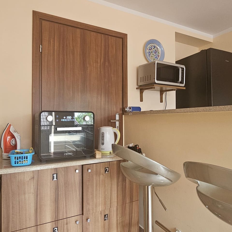 Property building, Coffee/tea facilities, Kitchen or kitchenette, Area and facilities, oven, stove
