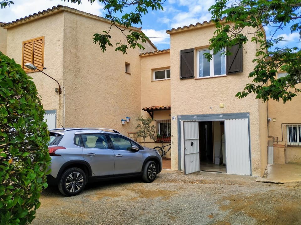 Property building, Facade/entrance, Parking