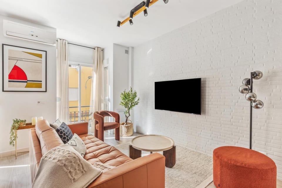 TV and multimedia, Living room, Seating area, Dining area, air conditioner