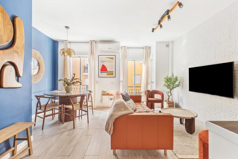 TV and multimedia, Living room, Seating area, Dining area, air conditioner