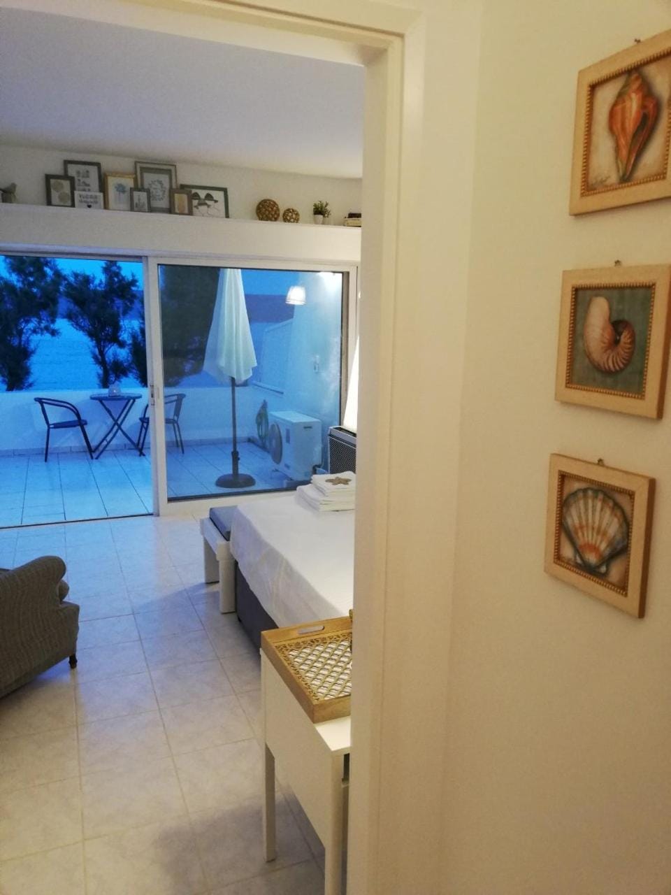 Photo of the whole room, Sea view